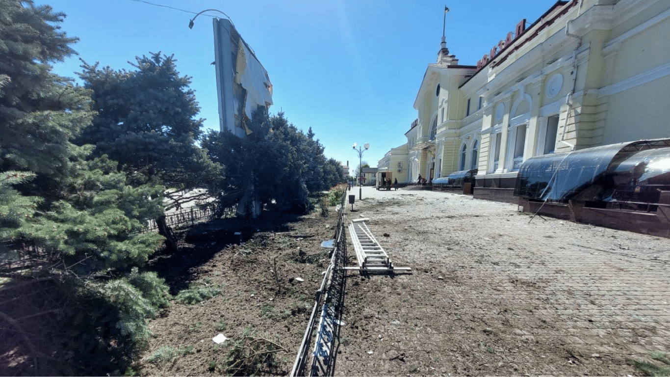 Окупанти обстріляли потяг у Херсоні: що відомо