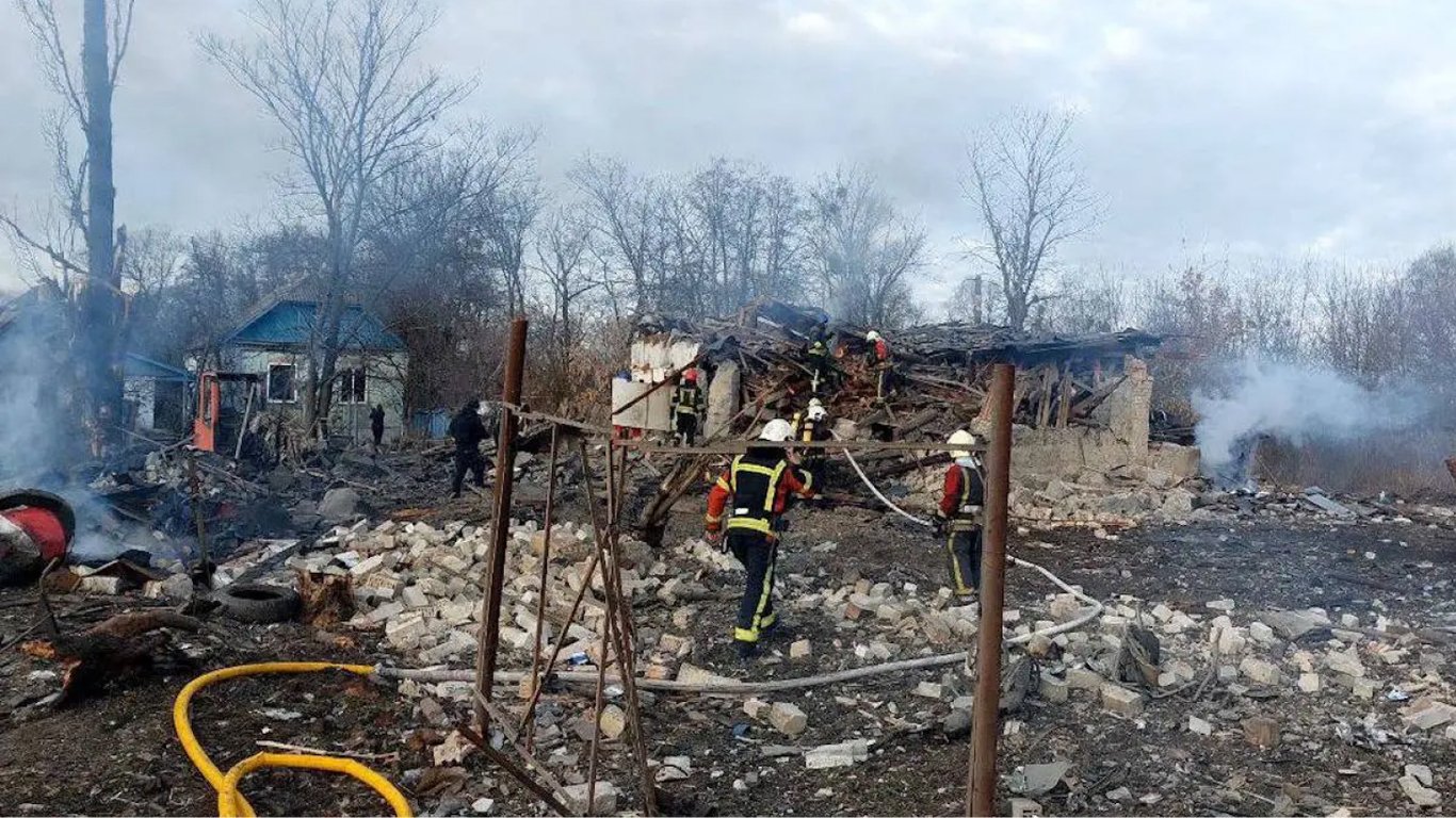 В Киеве обломки российской ракеты упали на крышу частного дома