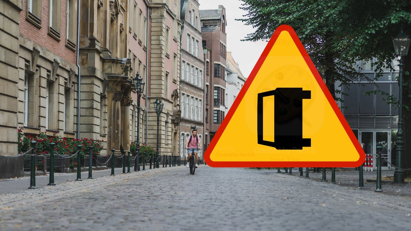 Авто лежить на боці: про що попереджає дивний дорожній знак