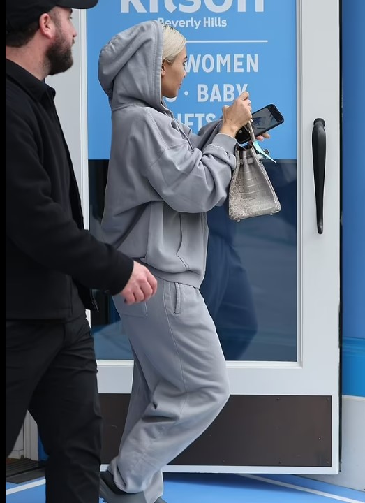 У м'ятому костюмі та капцях — Кім Кардаш'ян прогулялася вулицями Лос-Анджелеса - фото 2