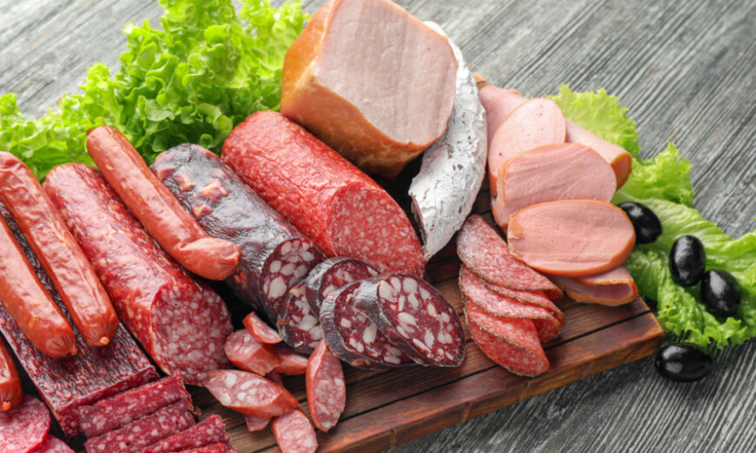 Обработанное мясо на доске