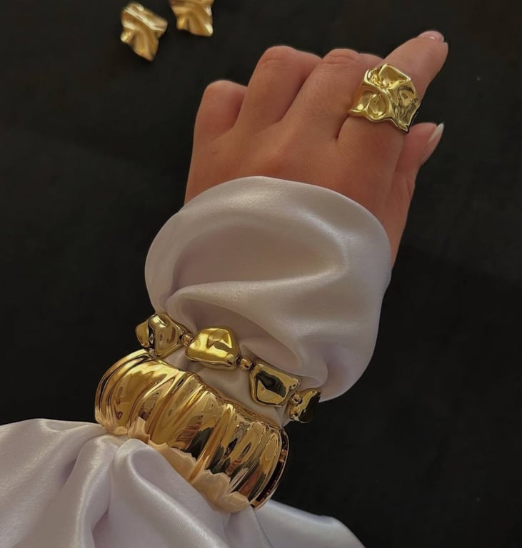 Current bracelet models for summer