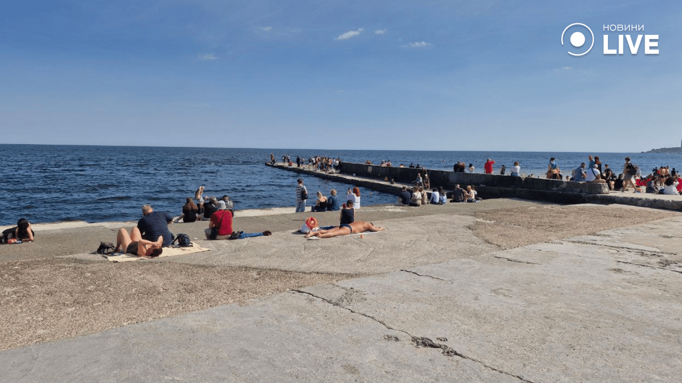 Хтось купається, а хтось займається риболовлею — на одеському узбережжі сьогодні людно - фото 5