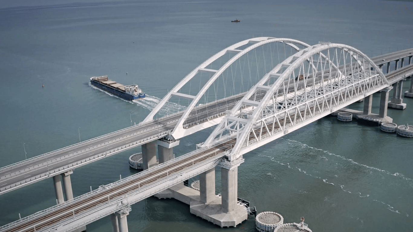 Росія стягує ППО до Кримського мосту: до чого готується ворог