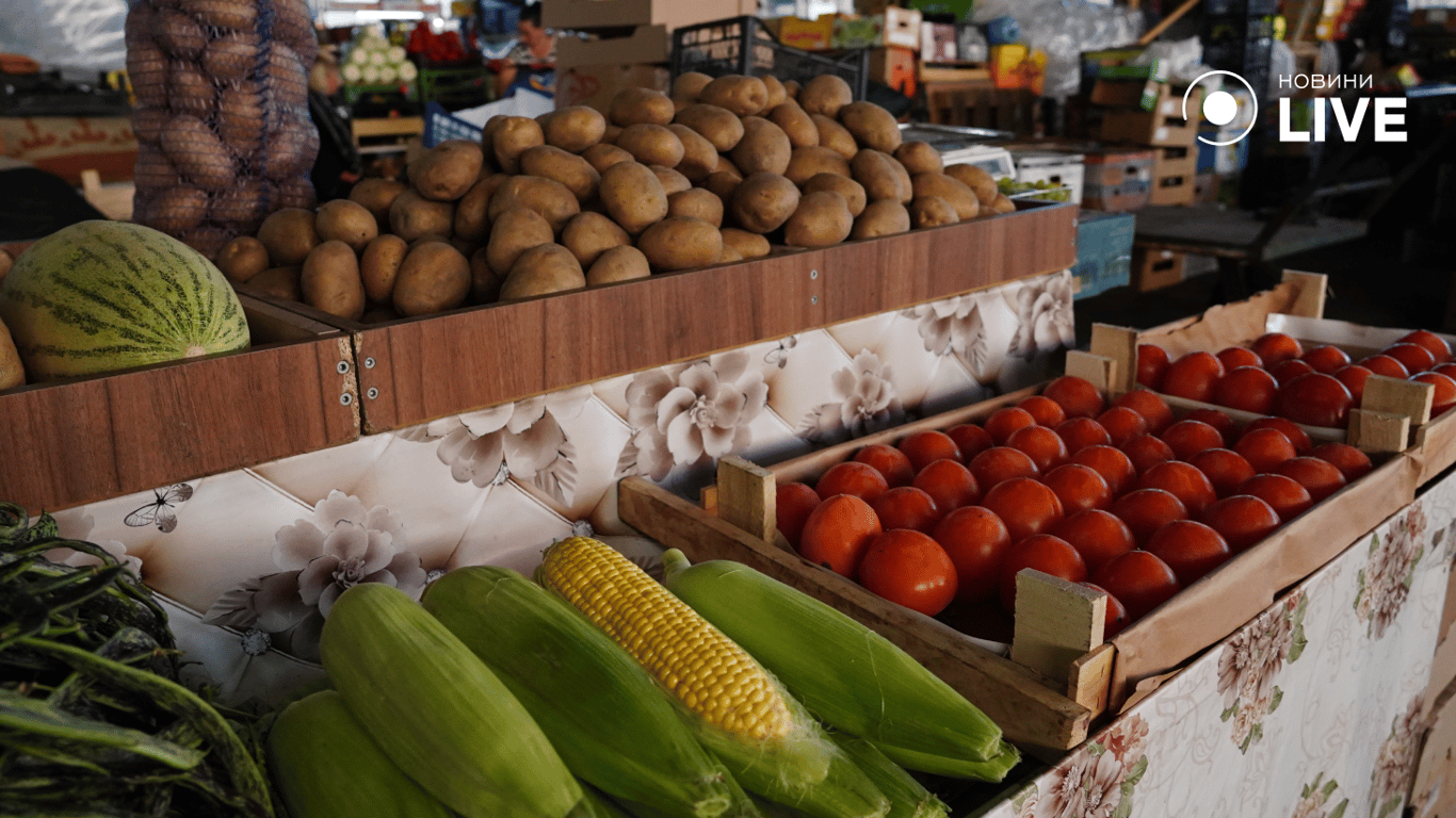 Картофель, помидоры и кукуруза на прилавке. Фото: Новини.LIVE/ Юлия Браславская