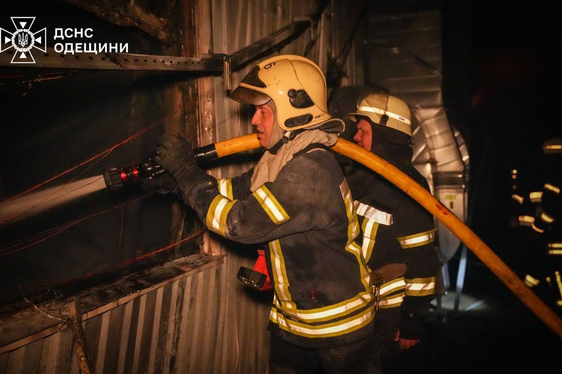 В Одессе ликвидировали пожар после обстрела — спасатели рассказали о последствиях атаки - фото 6