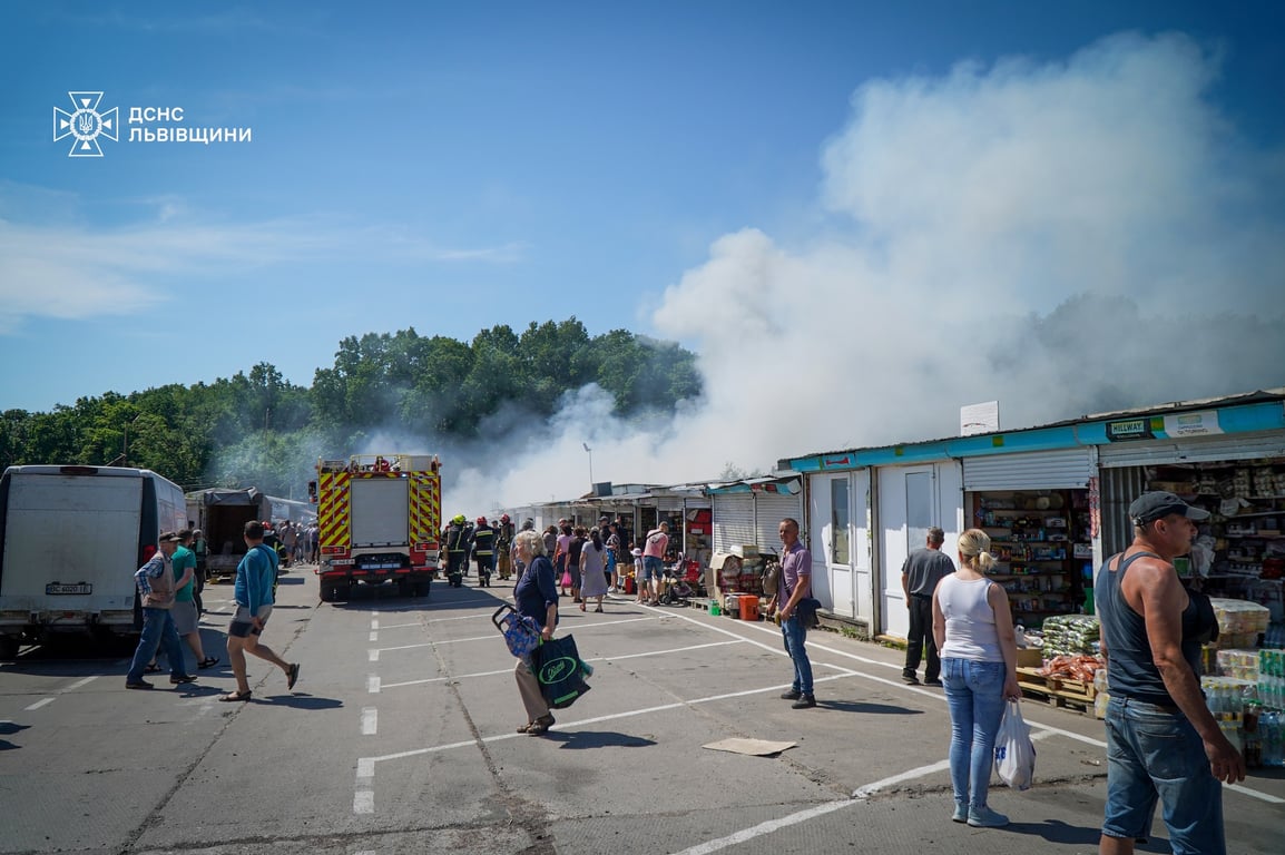 Спасатели тушат пожар. Фото: ГСЧС