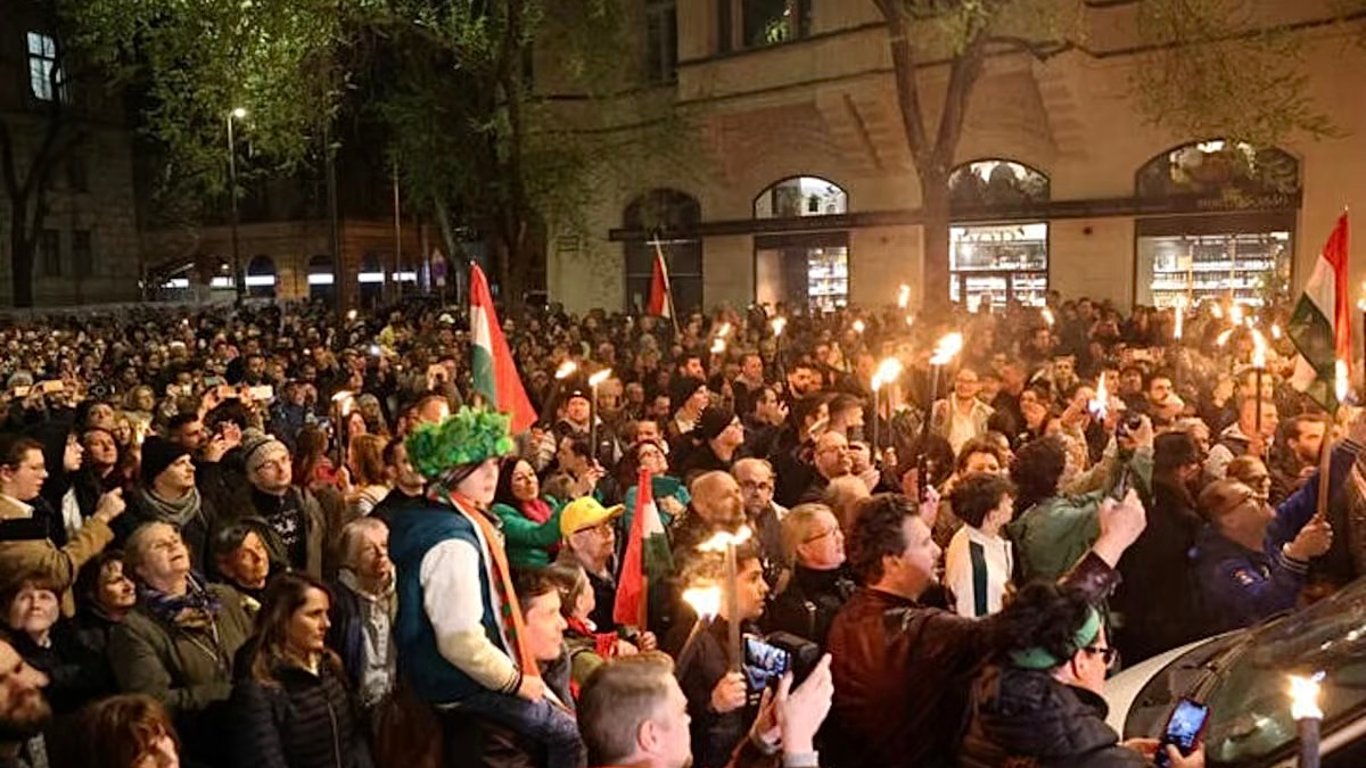 У Будапешті на тлі звістки про корупцію в уряді відбулися протести — що вимагали угорці