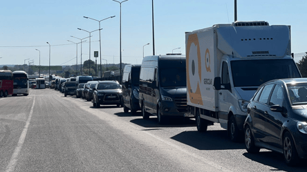 Черги на кордоні України — які пункти пропуску шокують водіїв - 285x160
