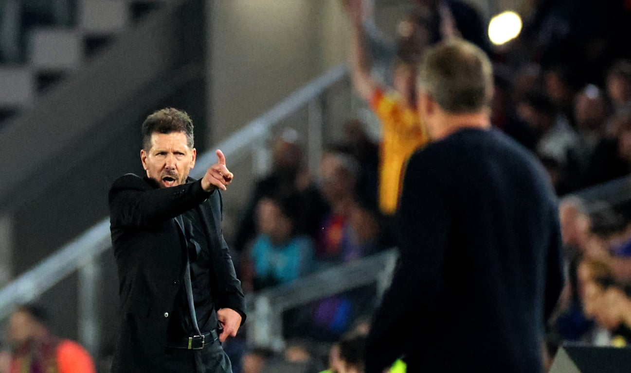 Диего Симеоне (слева) спорит с Ханси Фликом в первом матче 1/4 ЛЧ