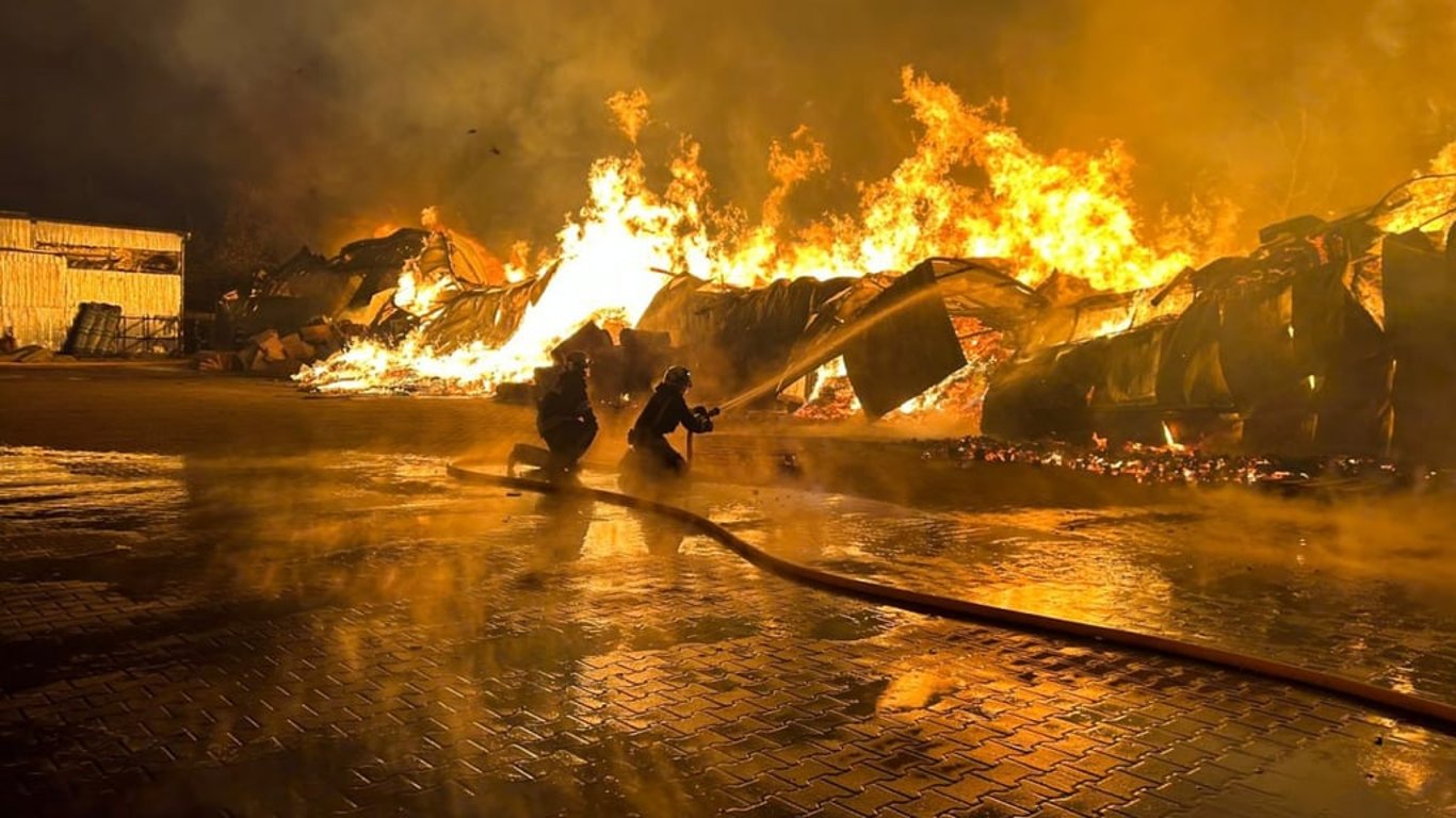Масштабна пожежа у Вінниці — рятувальники досі ліквідовують наслідки