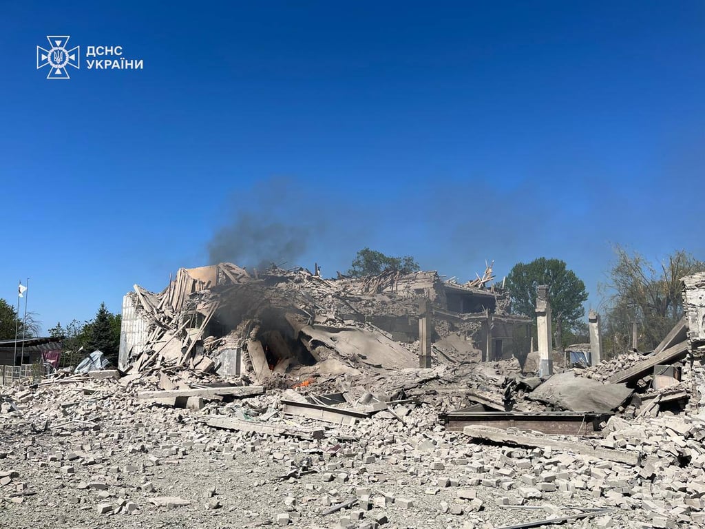 Спасатели осматривают поврежденную часть ГСЧС после авиаудара в Купянске