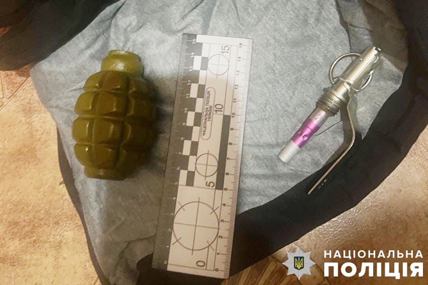 В Киеве мужчина угрожал соседу гранатой