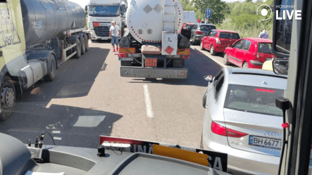 На трассе Одесса — Рени столкновения между водителями из-за значительных очередей - 285x160