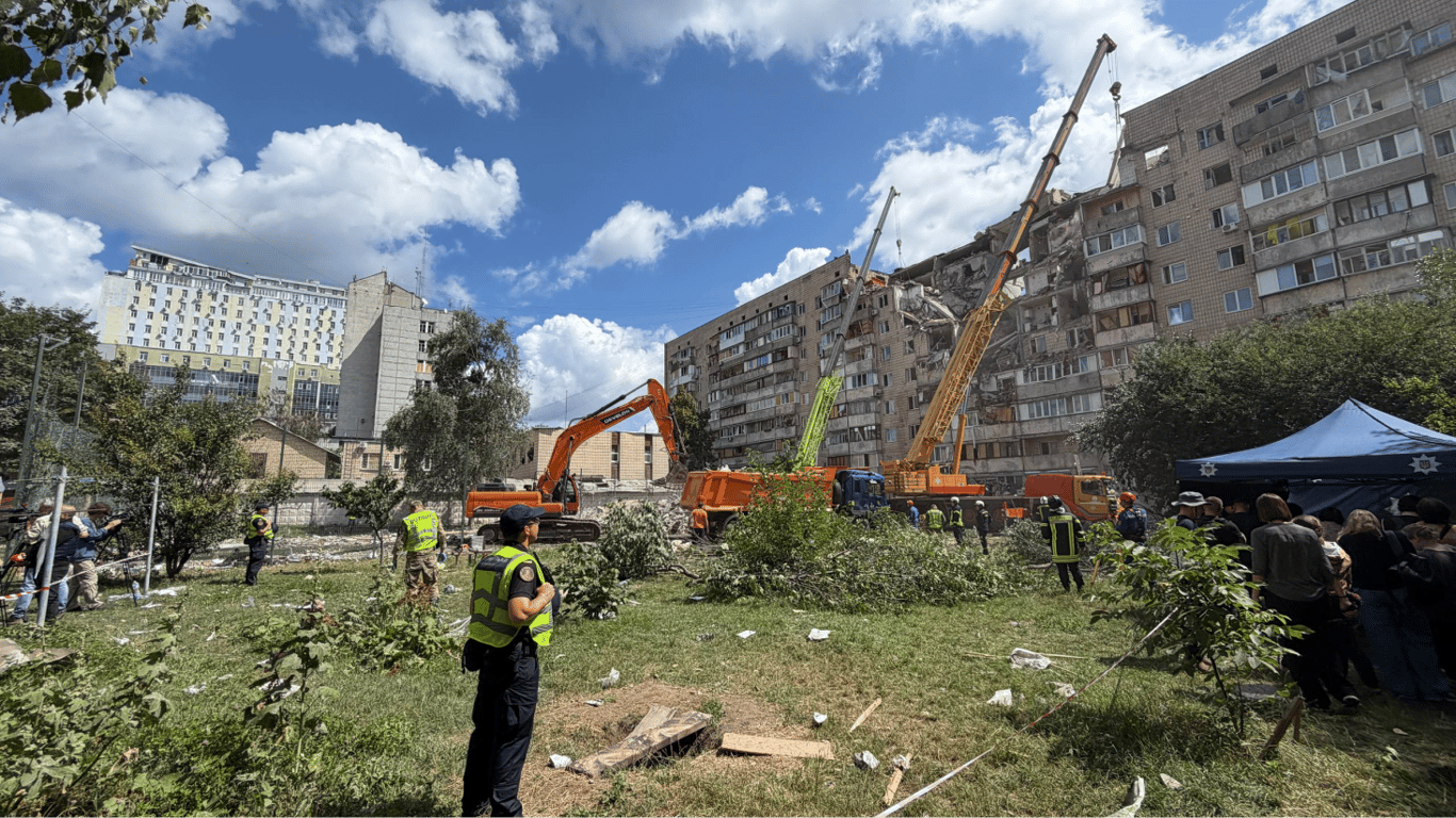 КМВА: під завалами у Дарницькому районі ще можуть бути люди