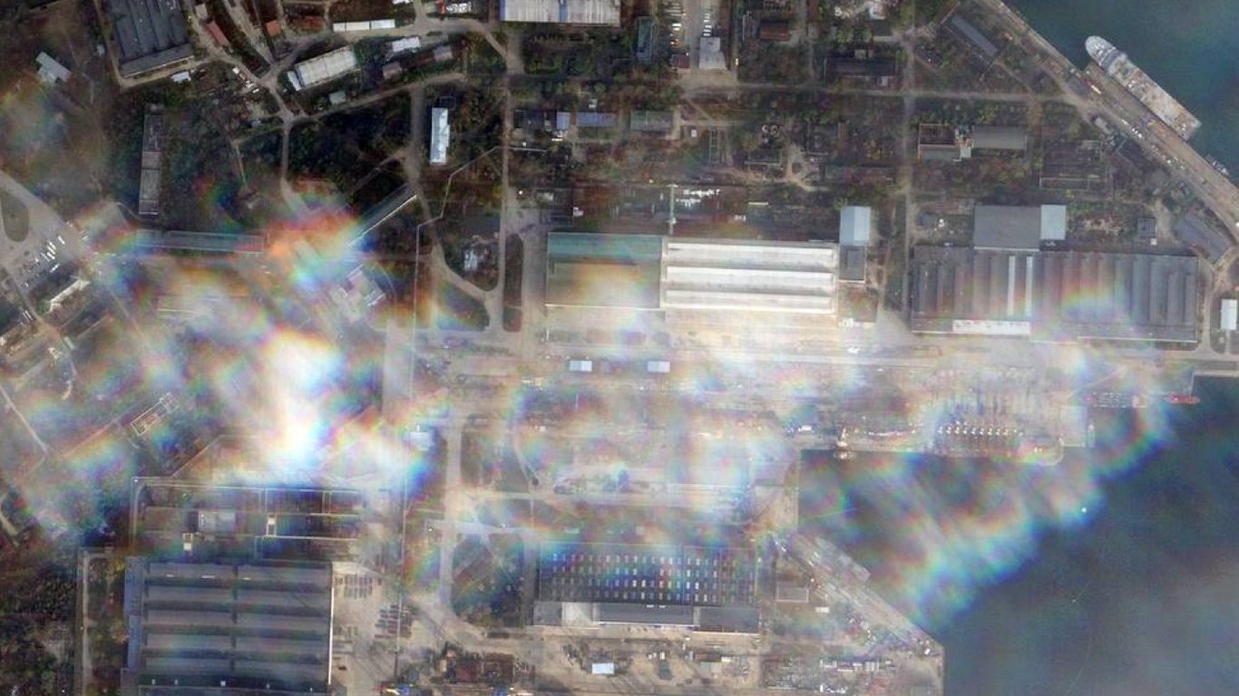 В сети показали спутниковые снимки судоремонтного завода в Керчи после ракетной атаки