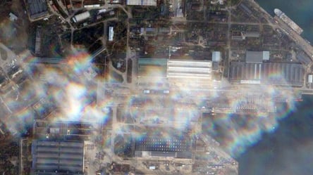 У мережі показали супутникові знімки судноремонтного заводу в Керчі після ракетної атаки - 285x160