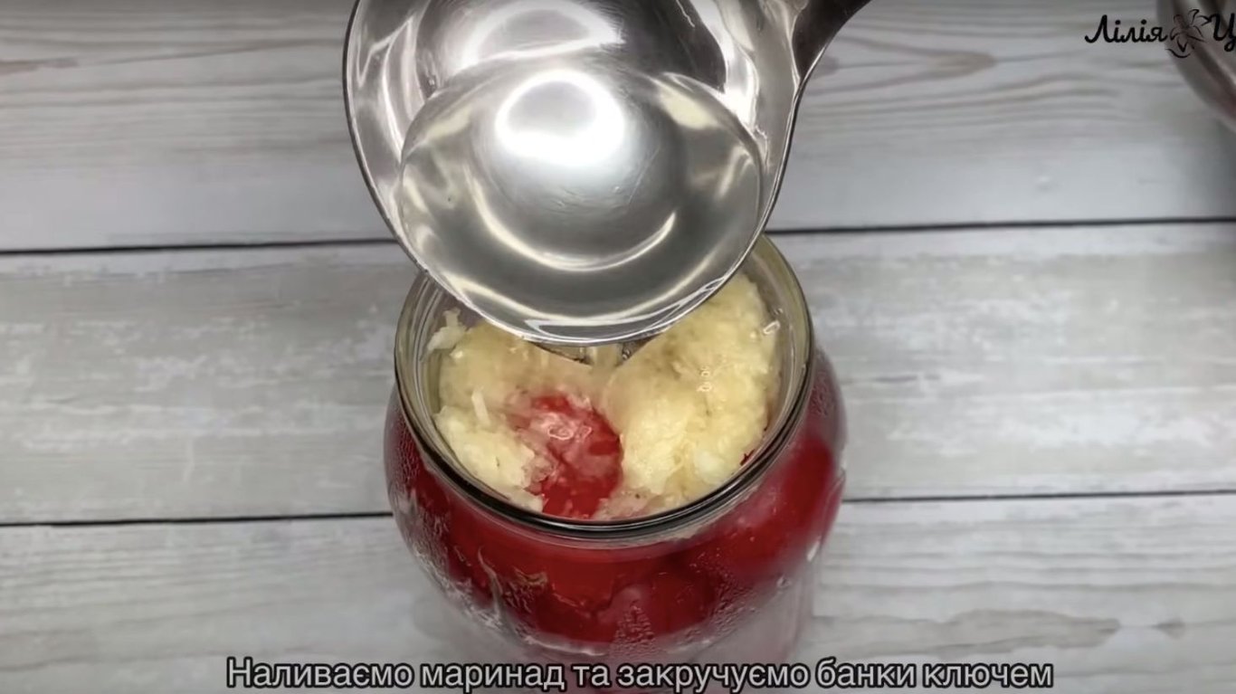 томати на зиму з часником 