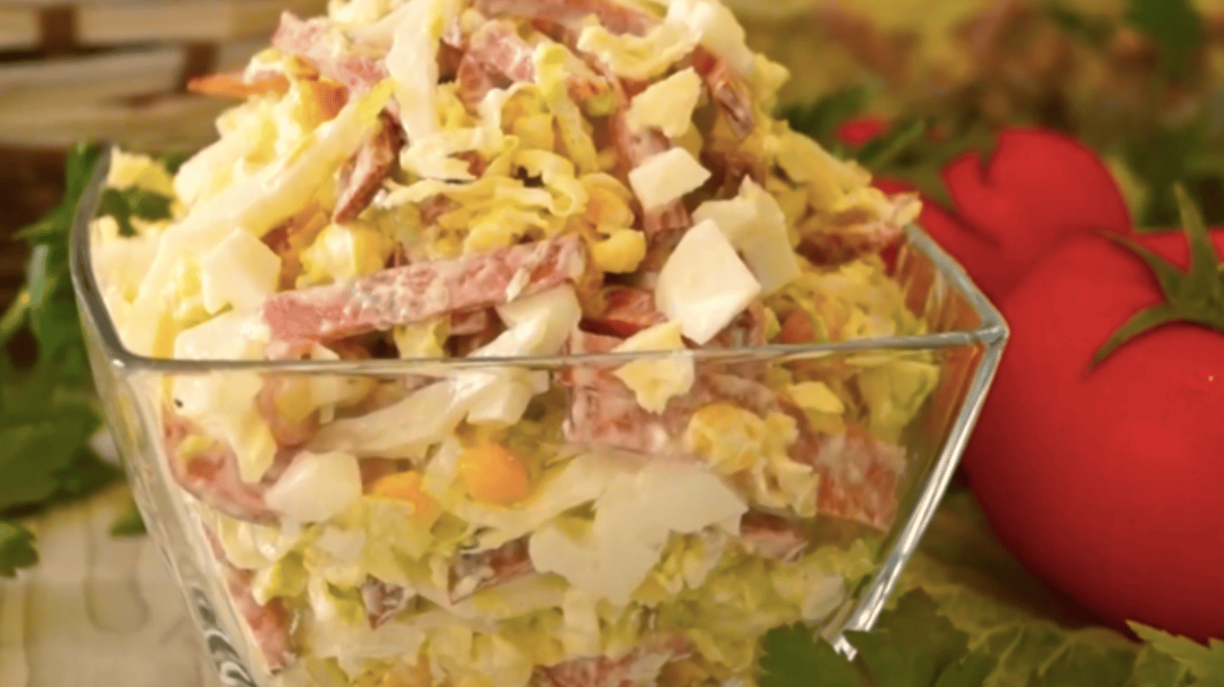 салат з пекінською капустою та ковбасою