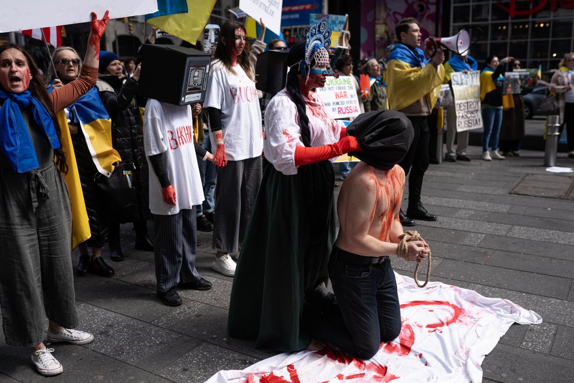 У Нью-Йорку українські активісти влаштували масштабну акцію проти російської культури - фото 8