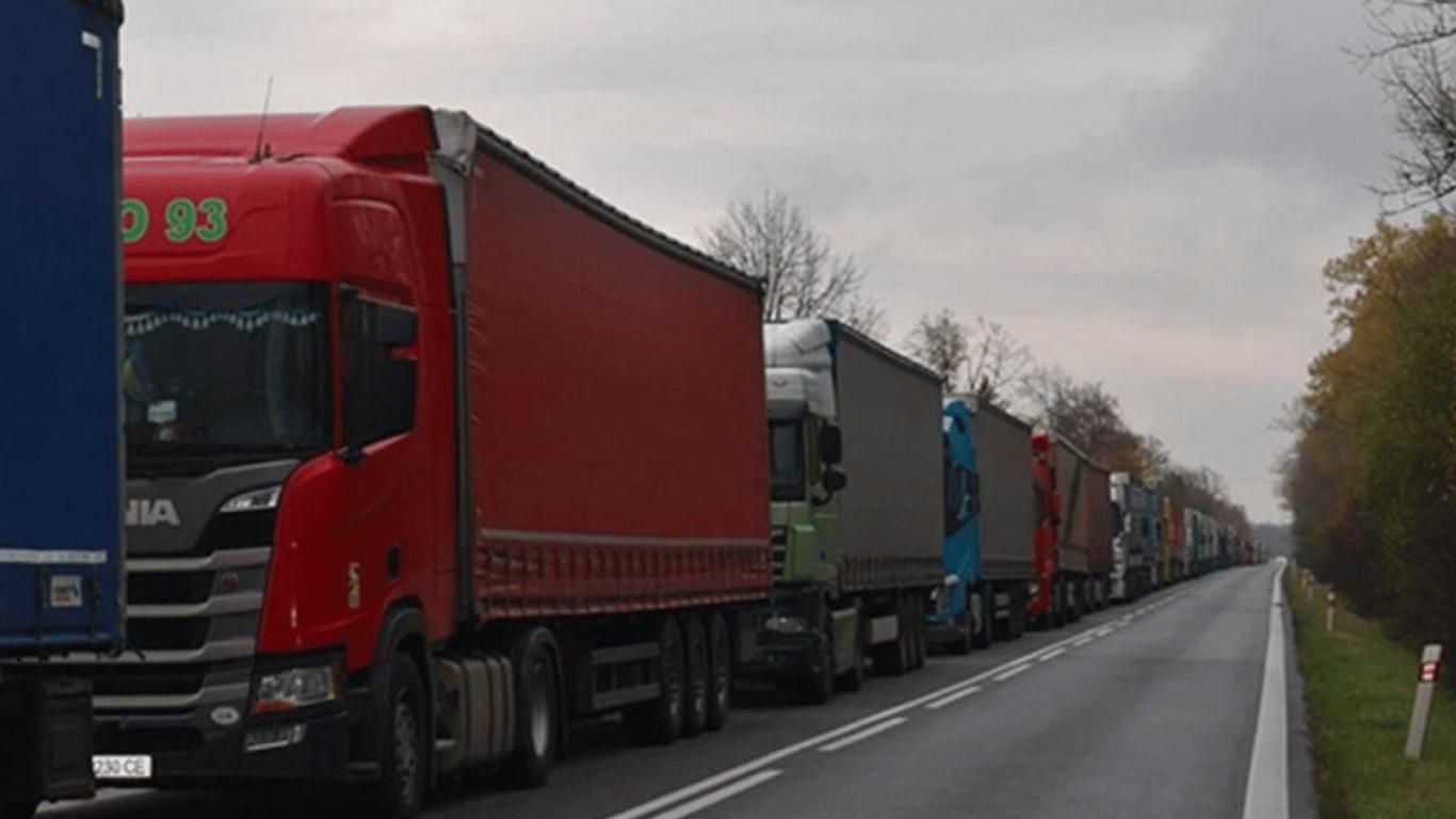 Держприкордонслужба назвала кількість вантажівок, які застрягли на польському кордоні