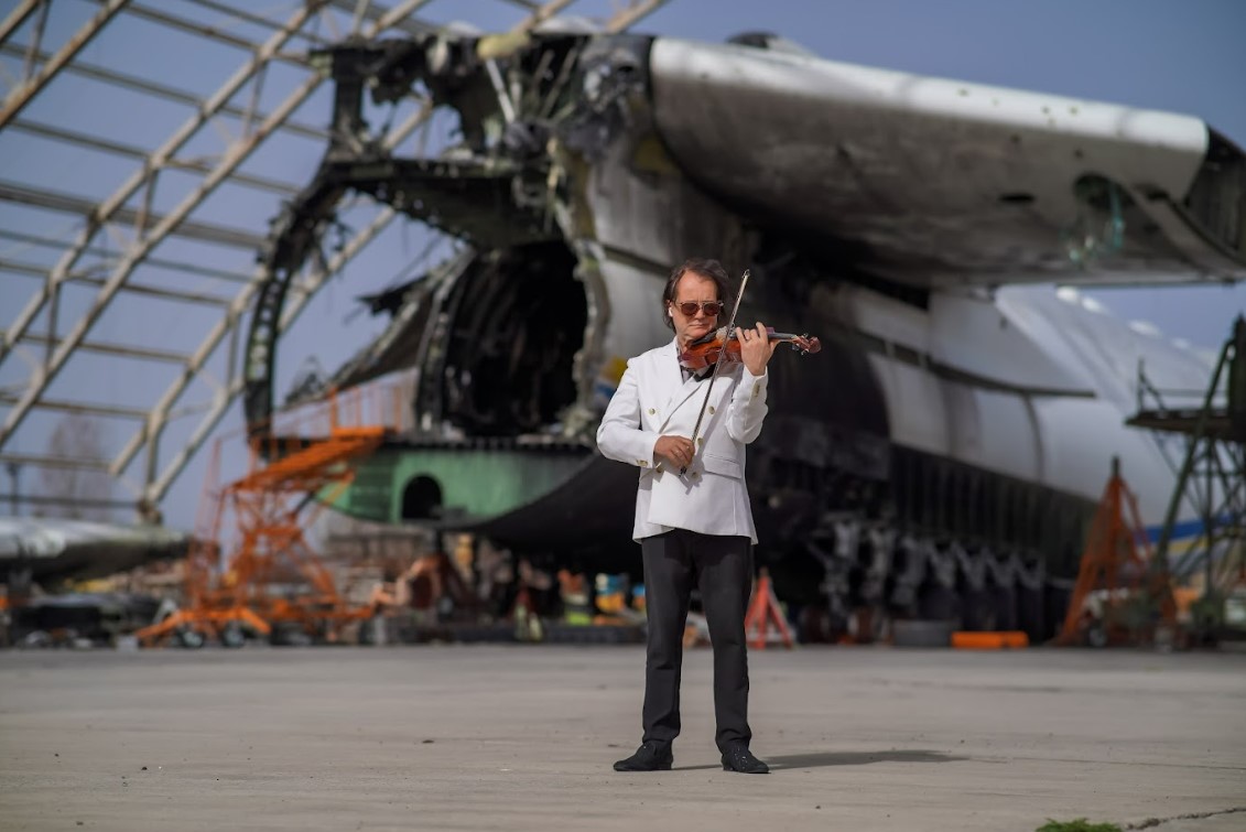 Відомий скрипаль зіграв на руїнах зруйнованого російськими окупантами літака "Мрія" - фото 2