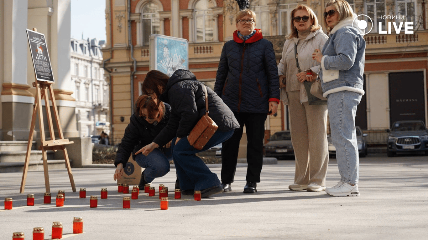 В Одесі вшанували жерт удару по драмтеатру у Маріуполі