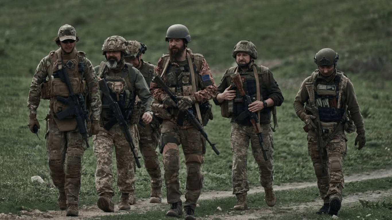 Військові йдуть в полі