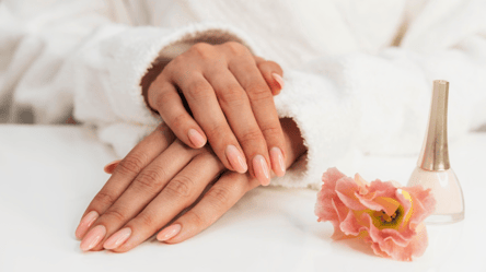 Самый практичный выбор — маникюр, который не портится со временем - 285x160