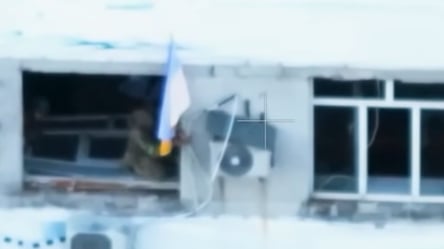 Ukrainian troops restore national flag over Pokrovsk City Hall - 304x171