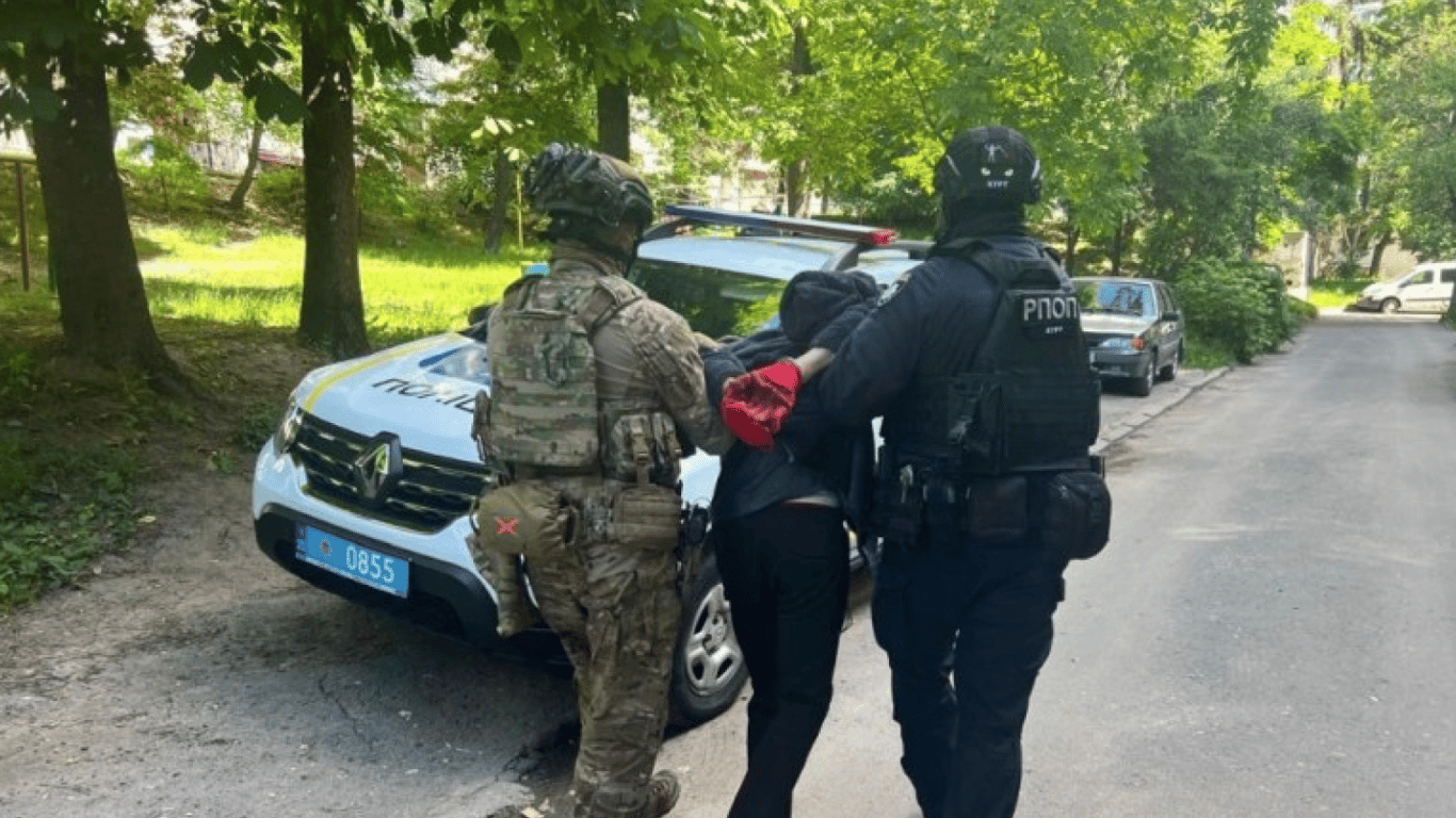 У Тернополі затримали чоловіка, який зачинив жінку та погрожував їй вбивством