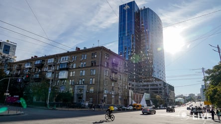 Пенсионерка в Киеве одолжила 50 тыс. грн на ремонт из-за "прилета": фото дома, о котором забыли - 285x160