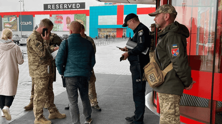 "Добровольно" под конвоем — адвокат раскрыл новую схему ТЦК - 290x160