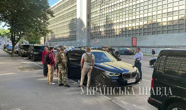 Ексзаступник керівника ОП Кирило Тимошенко та правоохоронці. Фото: УП