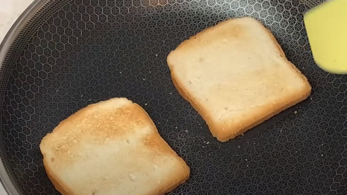 весняні бутерброди з тунцем та пекінською капустою