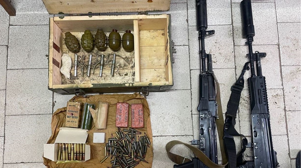 Правоохоронці затримали чоловіків, які намагались продати авторитету трофейну зброю - фото 1