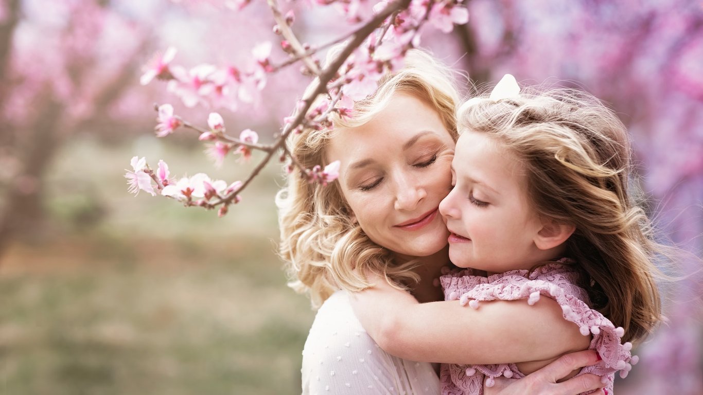 З Днем матері — 14 травня — теплі та щирі привітання у віршах, прозі та листівках