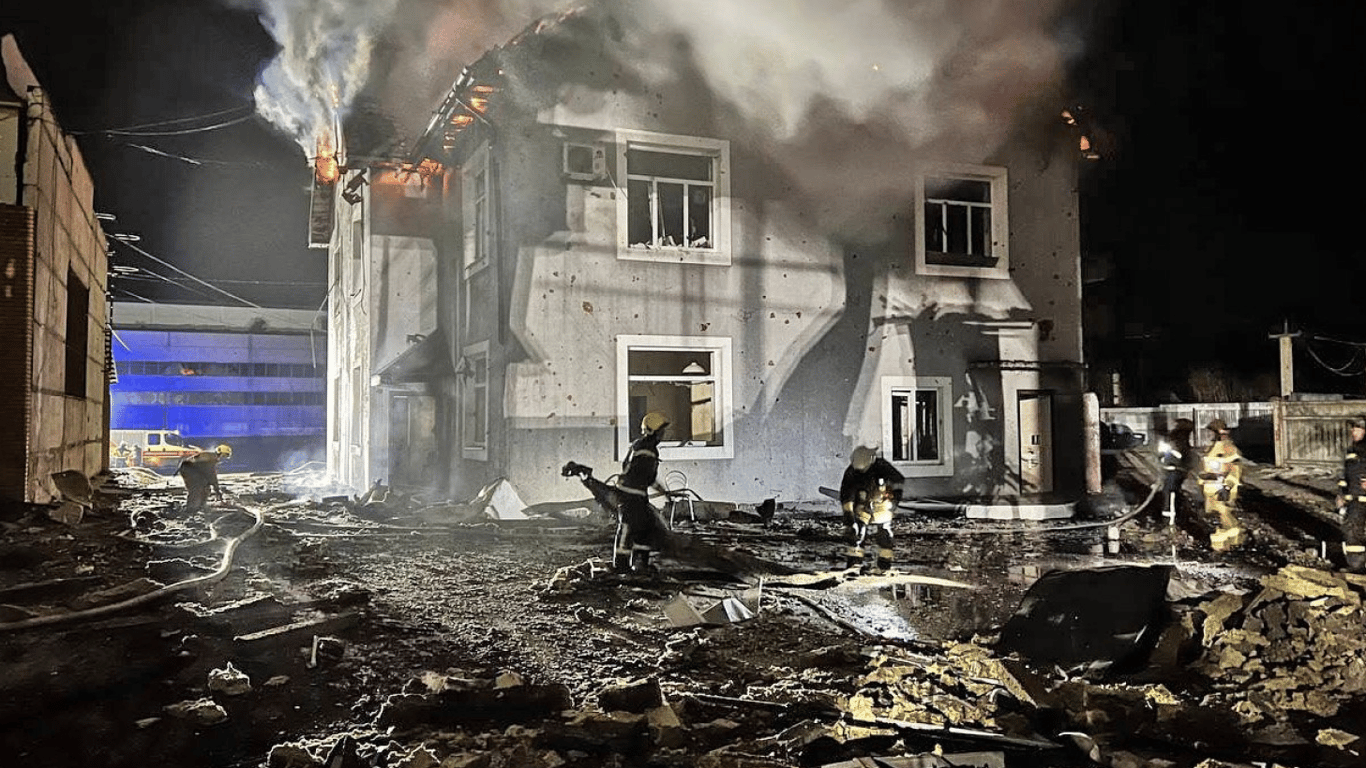 Пошкоджені будинки та величезна вирва від ракети — наслідки обстрілу Київщини