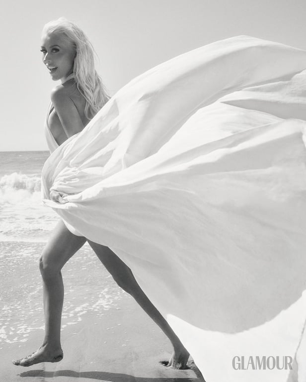 Співачка Крістіна Агілера знялась у фотосесії у прозорій сукні