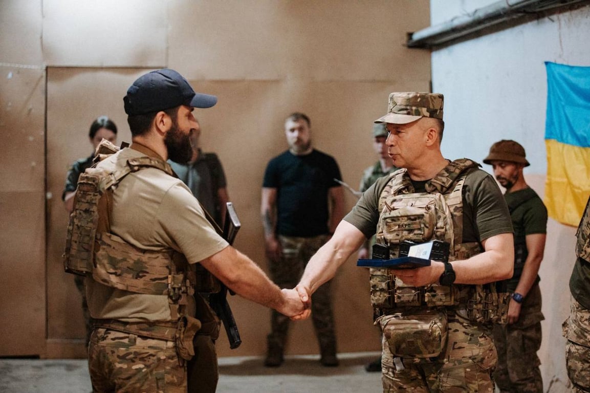 Сирський нагороджує бійців ЗСУ