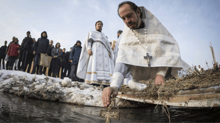 Крещение 2023: когда празднуют, главные традиции и обряды дня - 285x160
