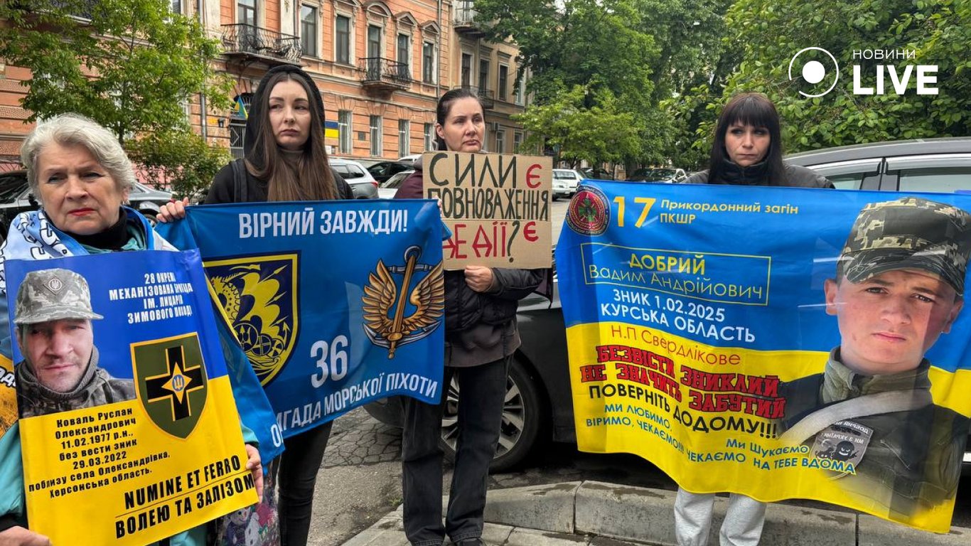 Мітинг та мовний скандал біля Червоного Хреста в Одесі - фото 9