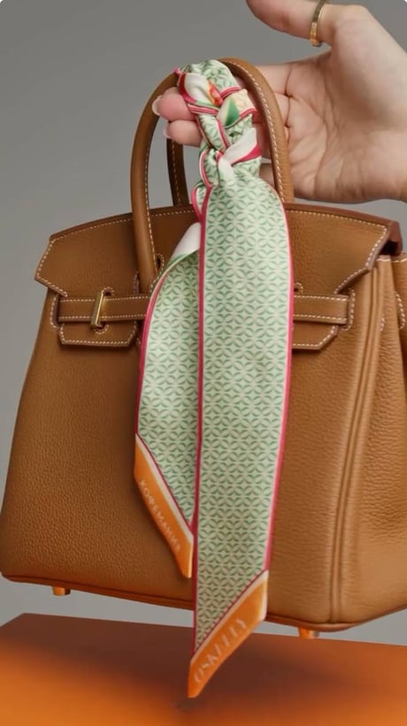 Зараз модно додавати до сумки стильну деталь