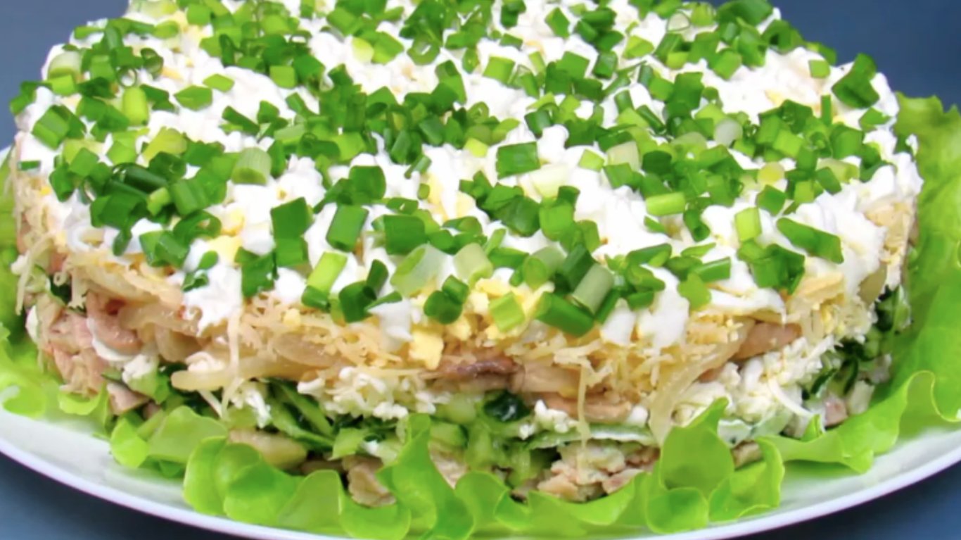 простий салат з куркою та грибами