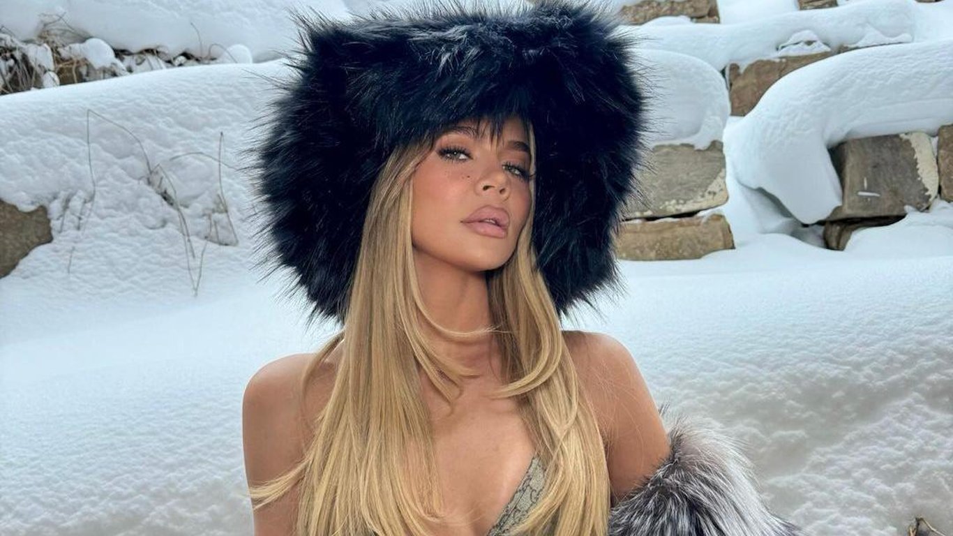 Хлои Кардашьян в крошечном бикини устроила фотосессию в снегах