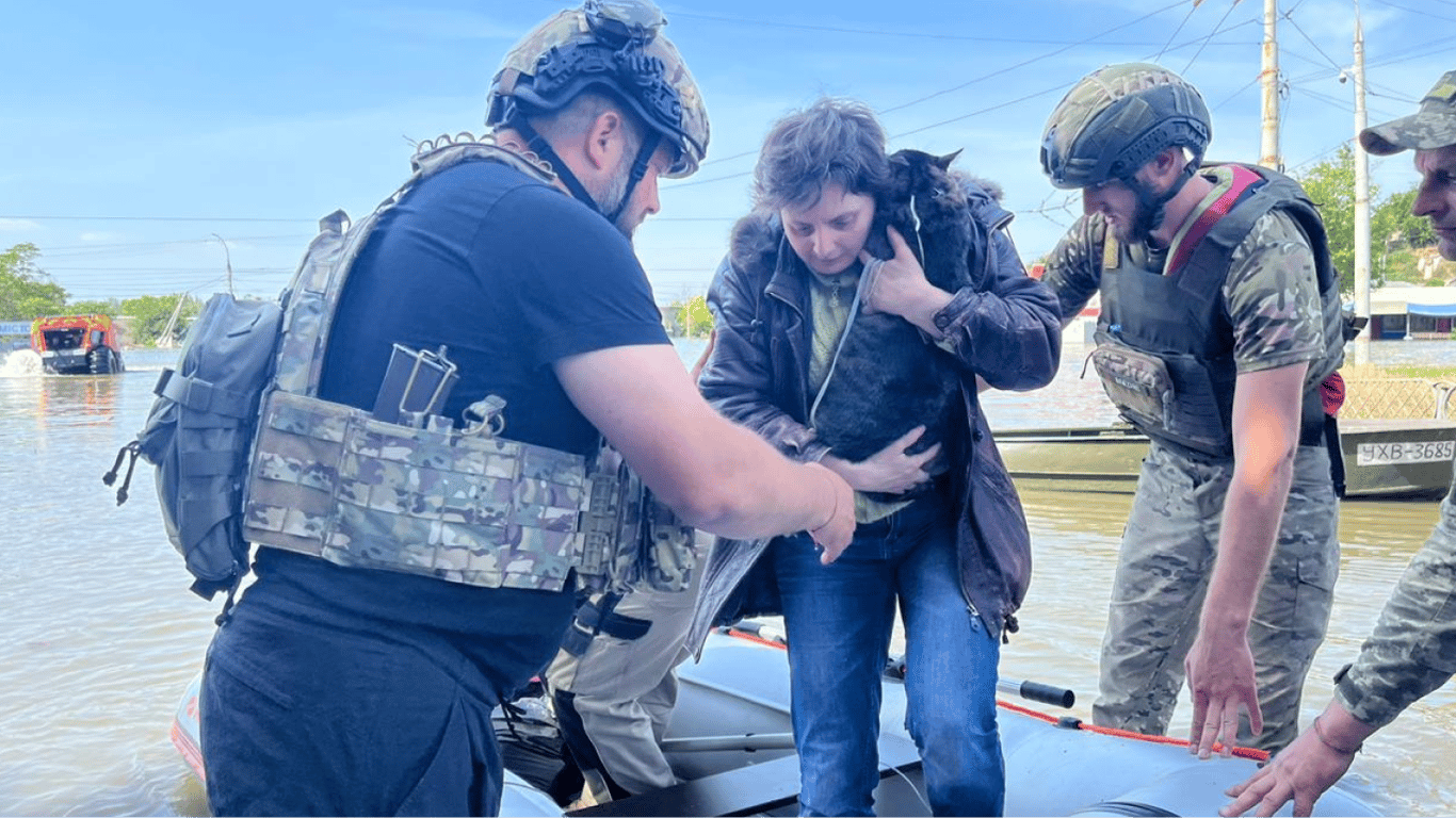 В Херсонской области бойцы Нацгвардии эвакуируют людей: фоторепортаж