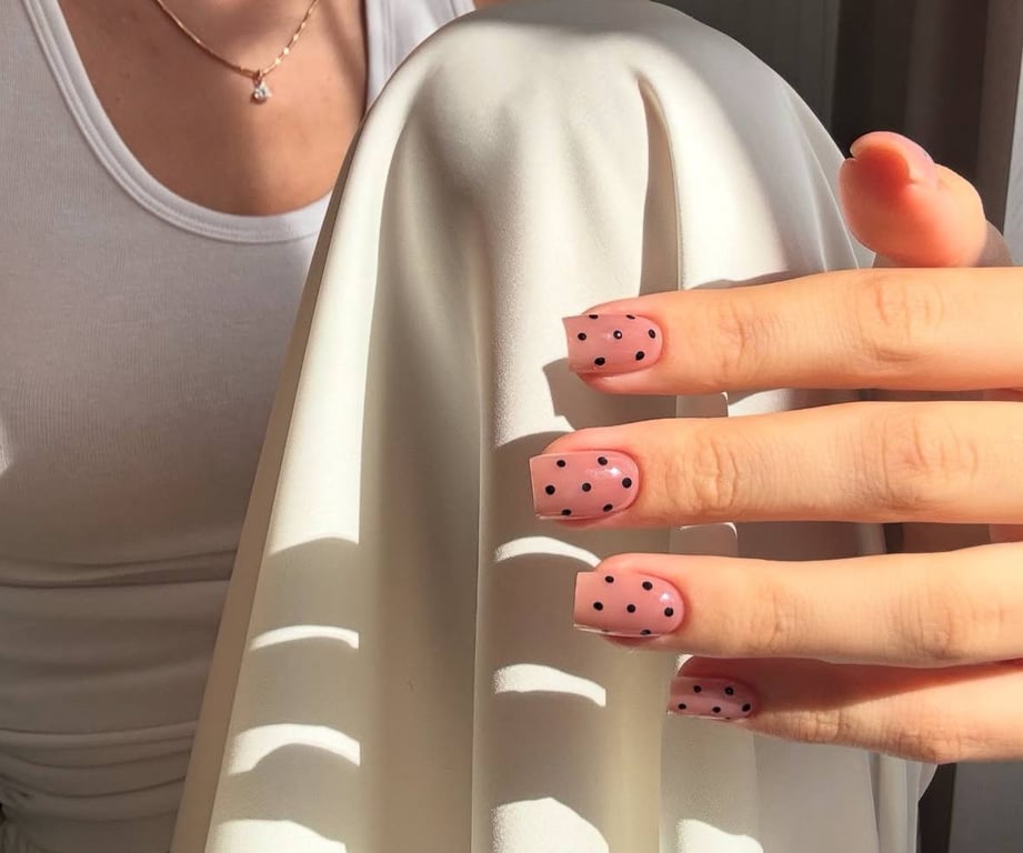 Як можна обіграти в манікюрі горошок