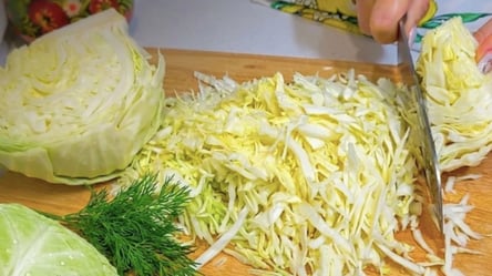 Ідеальний інгредієнт до молодої капусти: рецепт салату на вечерю - 290x166