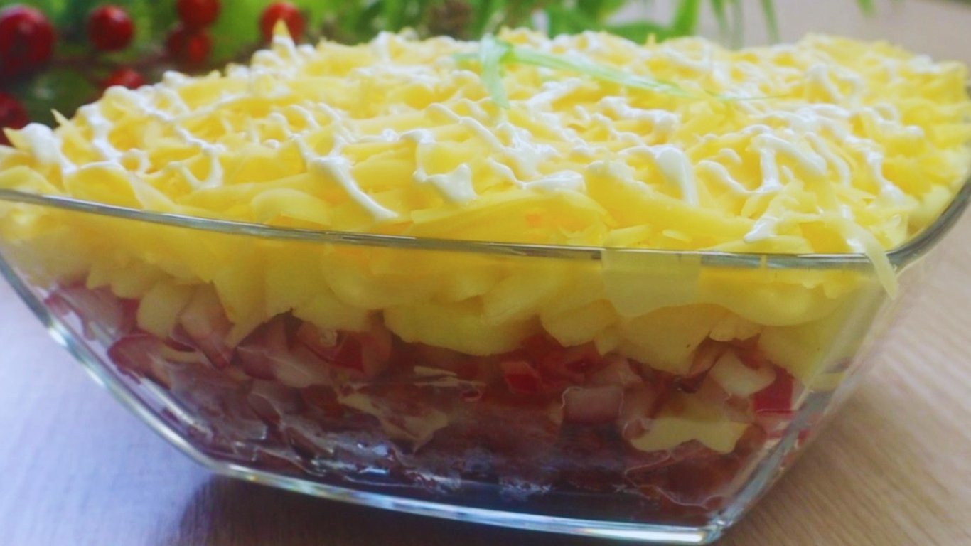 Салат с колбасой Королевский слой — рецепт на каждый день, который готовится за 10 минут