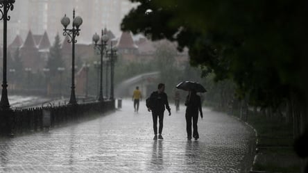 Дощі та грози — в Укргідрометцентрі попередили, мешканцям яких областей знадобляться парасолі - 290x166